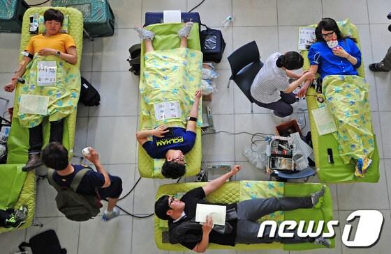 본문 이미지 - 지난 514일 대구 북구 보건대학교에서 '헌혈사랑 나눔 축제'가 열렸다. (자료사진)  © News1 