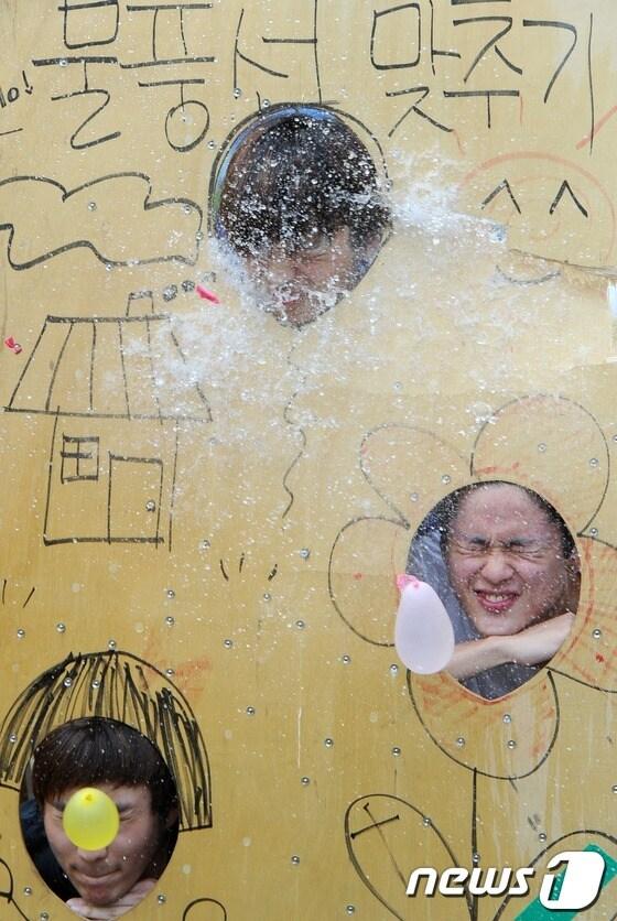 본문 이미지 - 14일 오후 서울 서대문구 연세대학교에서 열린 대동제 축제에서 학생들이 물풍선 터트리기를 하며 축제를 즐기고 있다. © News1 손형주 기자