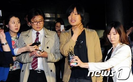 본문 이미지 - 공직선거법 위반 혐의를 받고 있는 주진우 시사IN 기자가 15일 새벽 구속영장이 기각돼 서초경찰서에서 풀려나고 있다. © News1 손형주 기자