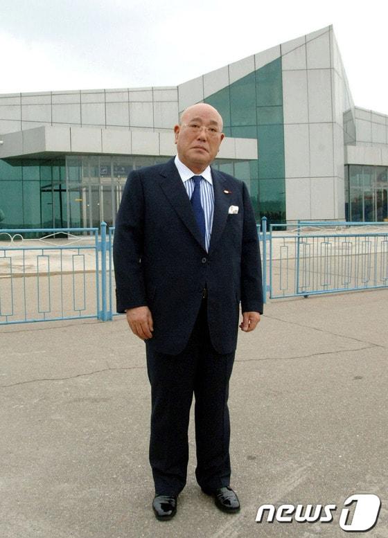 본문 이미지 - 14일 북한 조선중앙통신이 공개한 이지마 이사오 일본 내각관방참여의 모습. ©AFP=News1 배상은 기자