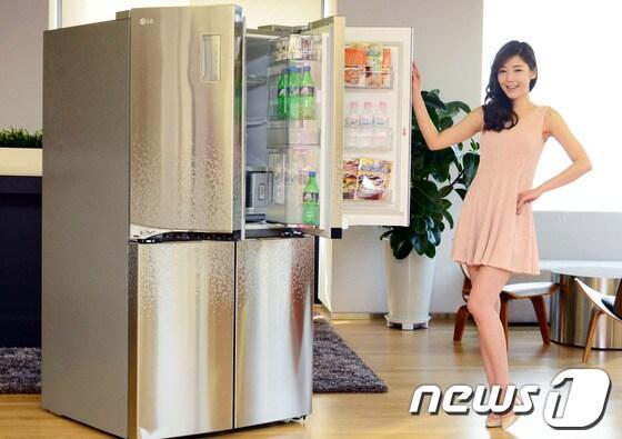 본문 이미지 - LG전자가 메탈 소재를 적용한 상냉장 하냉동 냉장고 '디오스 V9100' 6종을 대거 선보인다RH 15일 밝혔다.(LG전자 제공)© News1  