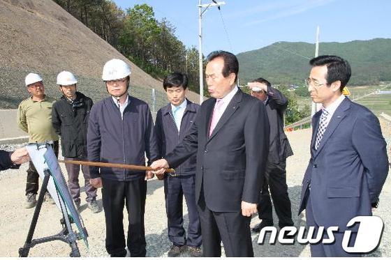 본문 이미지 - 박재순 사장은 14일 전남 보성 봉산지구 다목적농촌용수사업 현장을 방문해 우기대비 공사진척사항과 안전사고 예방을 당부하고 공사 관계자들을 격려했다. /사진제공=한국농어촌공사 전남지역본부© News1 