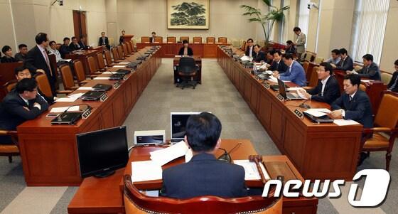 본문 이미지 - 지난 15일 오후 서울 여의도 국회에서 열린 정치쇄신특별위원회 전체회의에서 의원들이 지방선거 정당공천제 개선에 관한 공청회 개최의 건에 대해 논의하고 있다. 2013.5.15/뉴스1 © News1 허경 기자