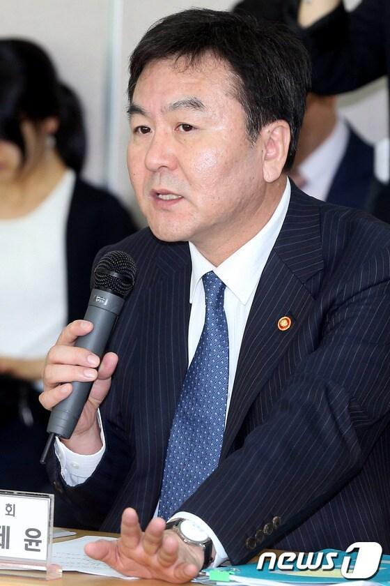 본문 이미지 - 신제윤 금융위원장이 15일 오전 서울 강남구 역삼동 여성기업종합지원센터에서 열린 금융위원장-여성기업 간담회에서 모두발언을 하고 있다. 201.5.15 머니투데이/뉴스1 © News1   