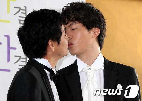 본문 이미지 - 커밍아웃한 영화감독 김조광수와 그의 19세 연하 동성 애인인 김승환씨가 15일 오후 서울 동작구 한 극장에서 결혼을 발표하는 기자회견을 하고 있다. 뉴스1 © News1   