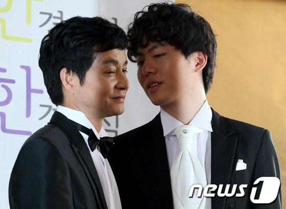 본문 이미지 - 커밍아웃한 영화감독 김조광수와 그의 19세 연하 동성 애인인 김승환씨가 15일 오후 서울 동작구 한 극장에서 결혼을 발표하는 기자회견을 하고 있다. 2013.5.15 머니투데이/뉴스1 © News1   