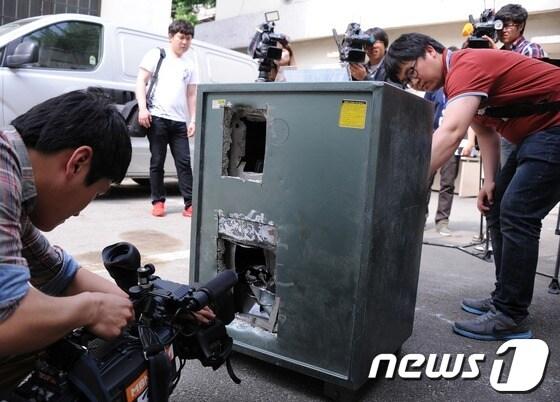 본문 이미지 - 정씨 등이 훔쳐 달아난 120kg 짜리 철제금고. © News1 이동원 기자