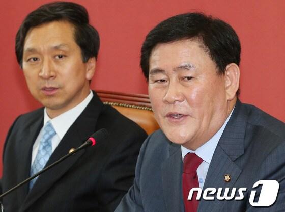 본문 이미지 - 최경환 새누리당 원내대표(우)-김기현 정책위의장(좌) © News1   송원영 기자