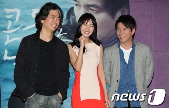 본문 이미지 - 전수일 감독, 배정화, 조재현이 15일 오후 서울 왕십리 CGV에서 열린 '콘돌은 날아간다' 언론시사 및 기자간담회에서 포즈를 취하고 있다. 2013.5.15 머니투데이/뉴스1 © News1   