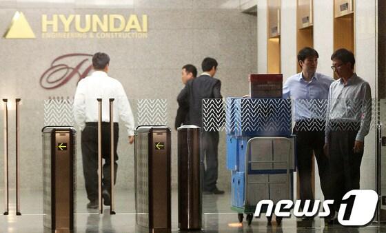 본문 이미지 - 검찰이 4대강 사업 입찰 담합 혐의를 받고 있는 건설업체 30여 곳을 압수수색한 15일 밤 서울 종로구 계동 현대건설에서 압수수색을 마친 검찰 수사관들이 압수품이 든 박스를 들고 나서고 있다. © News1 오대일 기자