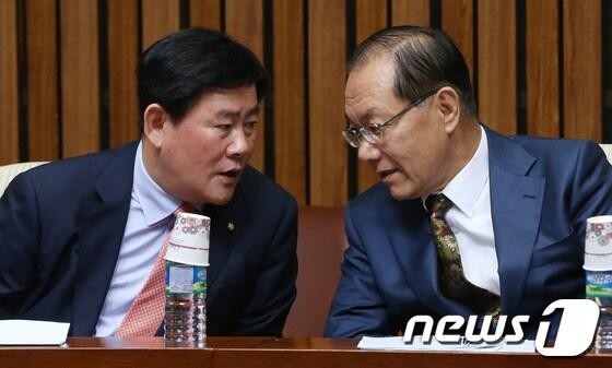 본문 이미지 - 황우여 새누리당 대표와 최경환 원내대표가 지난 5월16일 오전 서울 여의도 국회에서 열린 최고중진연석회의에서 대화하고 있다. © News1 송원영 기자