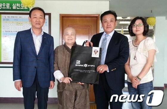 본문 이미지 - 최정훈 동국대 경주캠퍼스 대외협력부본부장(오른쪽두번째)가 요양원 대표인 무공스님에게 영장사진을 전달하고 있다./사진제공=동국대경주캠퍼스© News1 