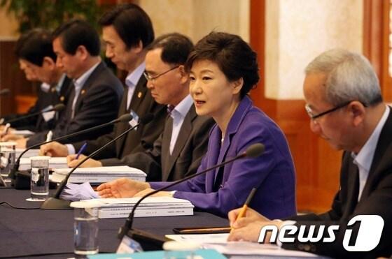 본문 이미지 - 박근혜 대통령이 16일 오전 청와대에서 열린 2013년 국가재정전략회의를 주재하고 있다. (문화체육관광부 제공) 2013.5.16/뉴스1 © News1 박철중 기자