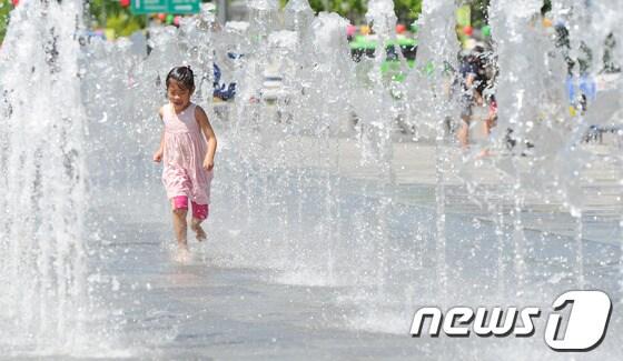 본문 이미지 - 기상청은 21일 전국이 대체로 맑은 가운데 낮 최고기온이 29도까지 오르겠다고 예보했다. © News1 양동욱 기자