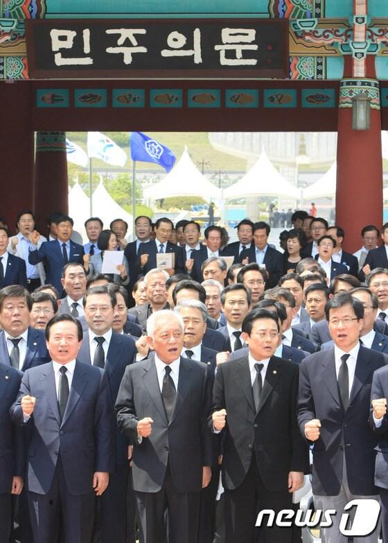 본문 이미지 - 민주당 김한길 대표와 전병헌 원내대표를 비롯한 민주당 지도부는 16일 국립 5.18민주묘지 '민주의 문' 앞에서 '을(乙)을 위한 민주당 광주선언'을 발표한 후 임을 위한 행진곡을 부르고 있다. 2013.5.16 /뉴스1 © News1 김태성 기자