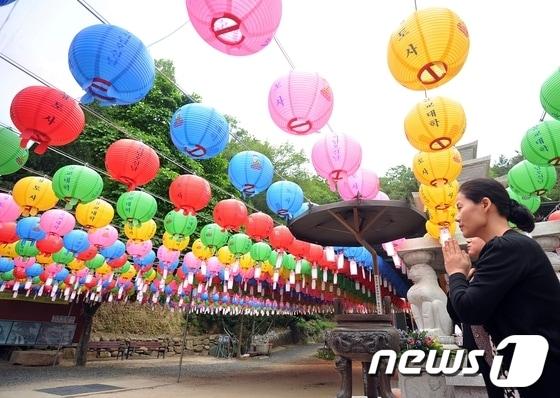 본문 이미지 - 기상청은 17일 전국이 맑다가 18일과 19일 전국에 걸쳐 비가 내리겠다고 예보했다. © News1 노화정 기자