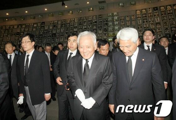 본문 이미지 - 민주당 김한길 대표가 16일 국립 5.18민주묘지 '민주의 문' 앞에서 '을(乙)을 위한 민주당 광주선언'을 발표한후 유영봉안소를 둘러보고 웃으며 나오고 있다. © News1 김태성 기자