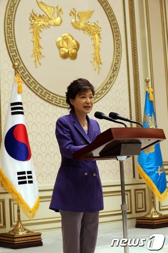 본문 이미지 - 박근혜 대통령이 16일 오후 청와대에서 열린 중소기업인 초청 만찬회에서 인사말을 하고 있다. (문화체육관광부 제공) 2013.5.16/뉴스1 © News1 박철중 기자