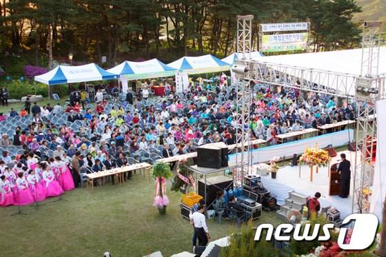본문 이미지 - 석가탄신일을 앞두고 16일 원주 성문사에서 연등을 밝히는  점등식이 거행됐다© News1 김종길 기자
