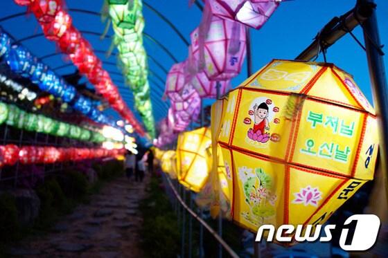 본문 이미지 - 원주 성문사 입구에 달려 있는 연등 © News1 김종길 기자