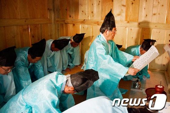 본문 이미지 - 성황제에서 축문을 읽고 있다 © News1 김종길 기자
