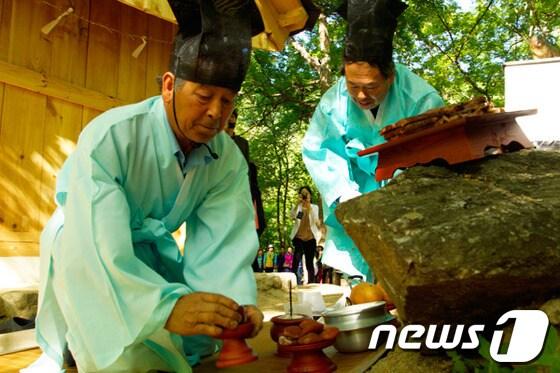본문 이미지 - 마을의 안녕을 기원하는 성황제가 원주 신림면에서 열렸다 © News1 김종길 기자