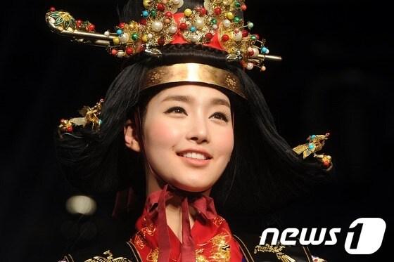 본문 이미지 - 2012 미스코리아 진 김유미가 16일 오후 서울 용산구 한남동 그랜드 하얏트 호텔 그랜드볼룸에서 열린 '지구촌 문화열림 2013' 행사에서 전통궁중의상을 선보이고 있다. 2013.5.17 머니투데이/뉴스1 © News1   (서울=뉴스1)