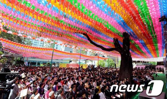 본문 이미지 - 부처님 오신날인 17일 오전 서울 종로구 견지동 조계사에서 불기 2557년 봉축법요식이 열리고 있다. 2013.5.17/뉴스1 © News1 양동욱 기자