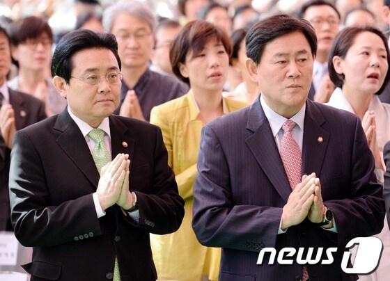 본문 이미지 - 17일 서울 종로구 조계사에서 열린 불기 2557년 부처님오신날 법요식에서 최근 원내사령탑을 새로 맡은 최경환 새누리당 원내대표(오른쪽)와 전병헌 민주당 원내대표가 나란히 합장하고 있다.2013.5.17 /뉴스1 © News1 송원영 기자