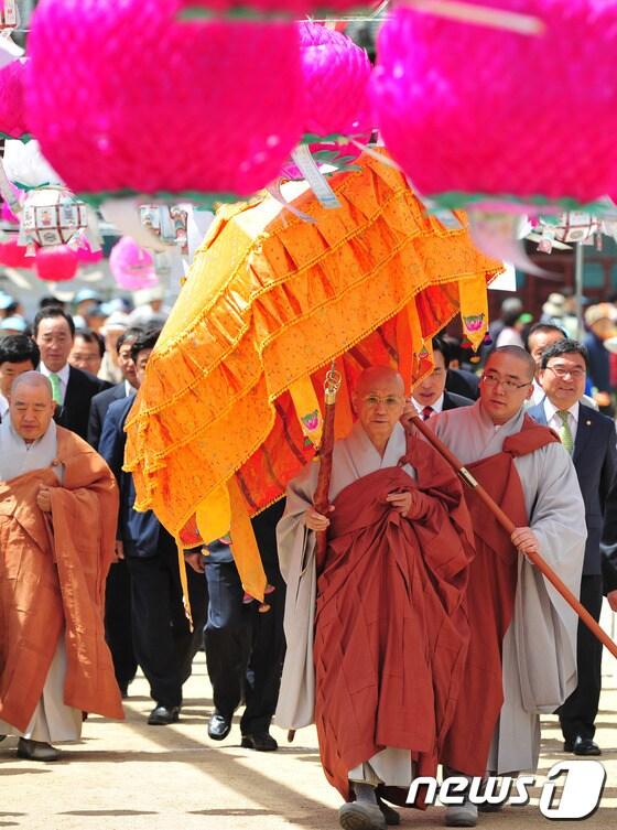 본문 이미지 - 17일 불기 2557년 '부처님 오신날'을 맞아 대한불교 조계종 제17교구 본사인 김제 금산사 대적광전에 송월주 큰스님과 원행 주지스님을 비롯한 내빈들이 입장을 하고 있다.2013.05.17/뉴스1 © News1   김대웅 기자