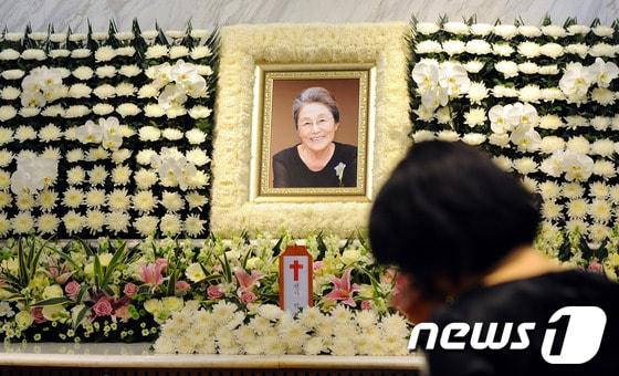 본문 이미지 - 17일 서울 신촌 세브란스병원 장례식장에 고(故) 박영숙 전 안철수 재단 이사장의 빈소가 마련되어 있다. '여성운동의 대모'로 불렸던 박 전 이사장은 평양 출신으로 YWCA 연합회 총무와 한국여성단체협의회 사무처장, 한국여성단체연합 부회장을 역임했다. 2013.5.17/뉴스1 © News1 양동욱 기자