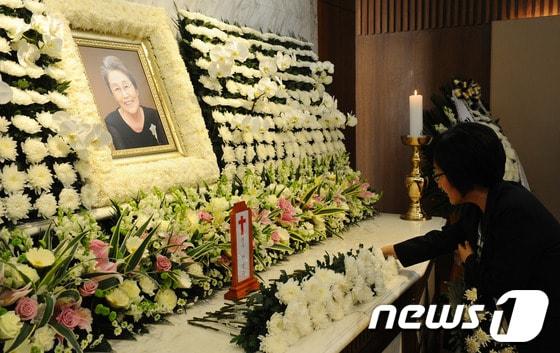 본문 이미지 - 17일 서울 신촌 세브란스병원 장례식장에 고(故) 박영숙 전 안철수 재단 이사장의 빈소가 마련되어 있다. '여성운동의 대모'로 불렸던 박 전 이사장은 평양 출신으로 YWCA 연합회 총무와 한국여성단체협의회 사무처장, 한국여성단체연합 부회장을 역임했다. 2013.5.17/뉴스1 © News1 양동욱 기자