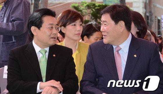 본문 이미지 - 최경환 새누리당 원내대표와 전병헌 민주당 원내대표가 지난 17일 오전 서울 종로구 조계사에서 열린 봉축 법요식에서 얘기를 나누고 있다. 2013.5.17/뉴스1 © News1 (서울=뉴스1)양동욱 기자