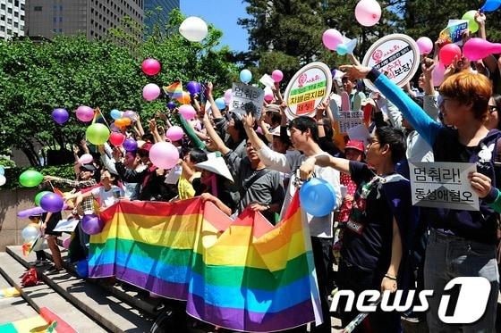 본문 이미지 - &#39;국제 성소수자 혐오 반대의 날&#39;인 17일 오후 서울 중구 파이낸스센터 앞에서 &#39;성소수자 차별반대 무지개행동&#39;이 성소수자 차별에 반대하는 내용을 담은 노래 &#39;You Make Me Proud&#39;를 합창하고 있다. 2013.5.17/뉴스1 © News1 한재호 기자