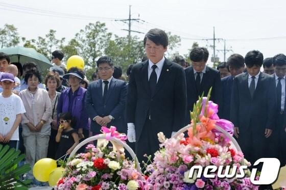 본문 이미지 - 안철수 의원이 17일 오후 김해 봉하마을에 있는 고(故) 노무현 전 대통령 묘역에 참배하고 있다. 2013.5.17/뉴스1 © News1 전혜원 기자