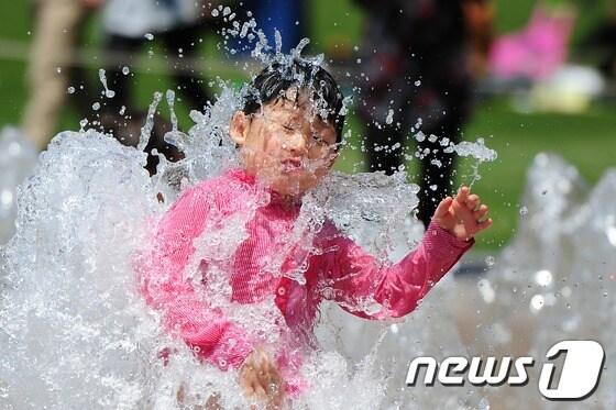 본문 이미지 - 기상청은 23일 서울의 낮 최고기온이 30도를 기록했다고 밝혔다. © News1 한재호 기자