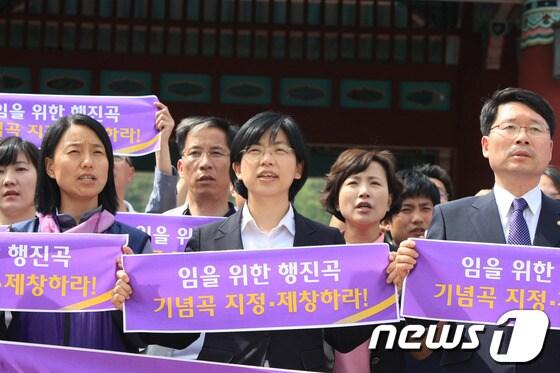 본문 이미지 - 통합진보당 이정희 대표와 당원들은 17일 광주시 북구 운정동 국립5.18민주묘지앞에서 기자회견을 갖고 “임을 위한 행진곡을 5.18기념곡으로 지정하고 제창하라”고 주장했다. 2013.5.17/뉴스1 © News1 김태성 기자