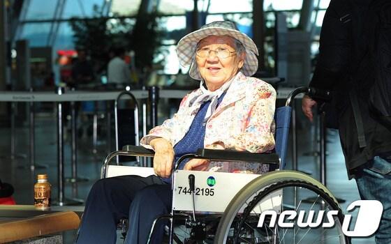 본문 이미지 - 일본군 위안부 피해자인 길원옥 할머니가 일본 순회 증언집회를 열기 위해 17일 인천국제공항을 통해 출국했다. 2013.5.17/뉴스1 © News1 양동욱 기자