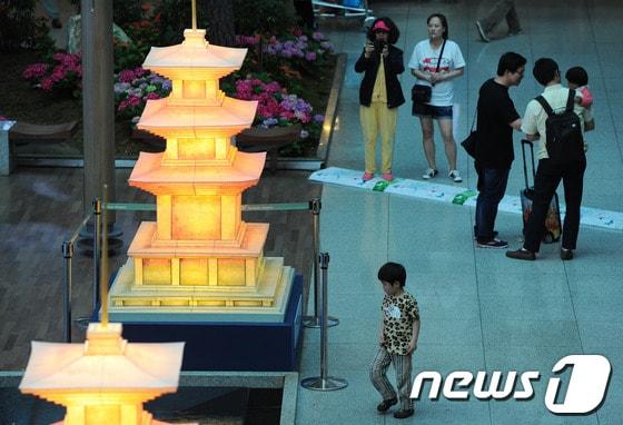 본문 이미지 - 석가탄신일인 17일 인천국제공항 밀레니엄홀에 감은사지 3층 석탑 모양의 연등회 전통등이 설치됐다. 2013.5.17/뉴스1 © News1 양동욱 기자