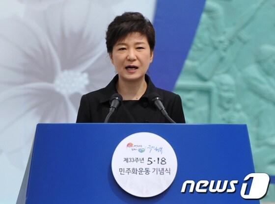본문 이미지 - 박근혜 대통령이 18일 오전 광주 북구 운정동 국립 5·18민주묘지에서 열린 5·18 민주화운동 33주년 기념식에 참석해 기념사를 발표하고 있다. 2013.5.18/뉴스1 © News1 정회성 