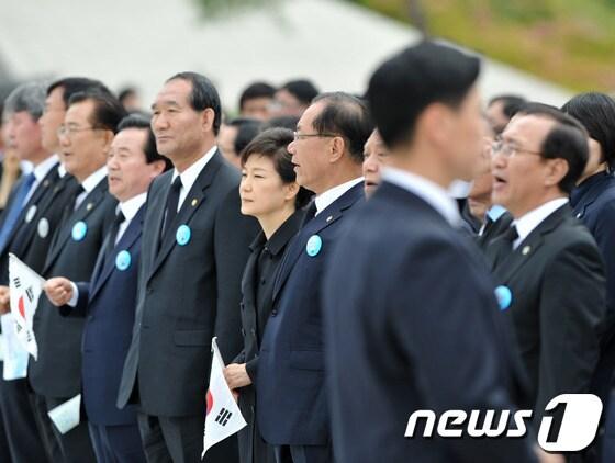 본문 이미지 - 박근혜 대통령이 18일 오전 광주 북구 운정동 5·18국립묘지에서 열린 5·18 민주화운동 33주년 기념식에 참석, 일부 참석자들이 합창단의 공연에 맞춰 '임을 위한 행진곡'을 부르자 자리에서 일어서 있다. 이날 박근혜 대통령은 노래를 부르지 않았다. 2013.5.18/뉴스1 © News1 정회성 