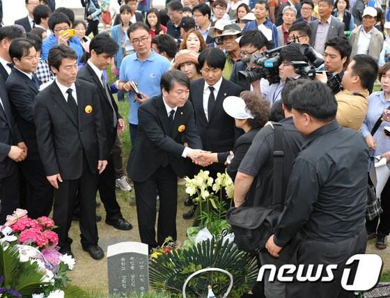 본문 이미지 - 무소속 안철수 국회의원이 18일 오전 광주 북구 운정동 국립 5·18민주묘지에서 열린 5·18 민주화운동 33주년 기념식에 참석, 묘지를 참배하며 희생자 가족들과 악수하고 있다. 2013.5.18/뉴스1 © News1 정회성 기자 