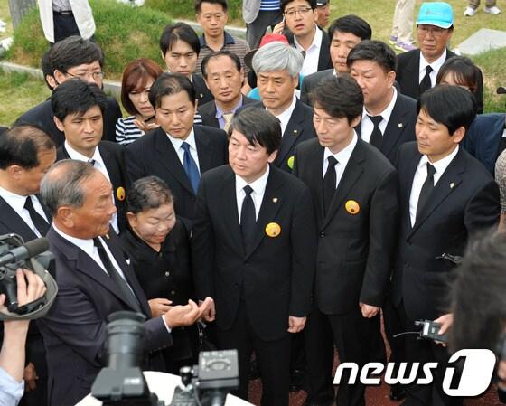 본문 이미지 - 안철수 무소속 국회의원이 18일 오전 광주 북구 운정동 국립 5·18민주묘지에서 열린 5·18 민주화운동 33주년 기념식에 참석, 묘지를 참배하며 희생자 가족들과 악수하고 있다. 2013.5.18/뉴스1 © News1 정회성 