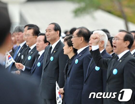 본문 이미지 - 박근혜 대통령이 18일 오전 광주 북구 운정동 5·18국립묘지에서 열린 5·18 민주화운동 33주년 기념식에 참석, 일부 참석자들이 합창단의 공연에 맞춰 '임을 위한 행진곡'을 부르자 자리에서 일어서 있다. 이날 박근혜 대통령은 노래를 부르지 않았다. 2013.5.18/뉴스1 © News1 정회성 