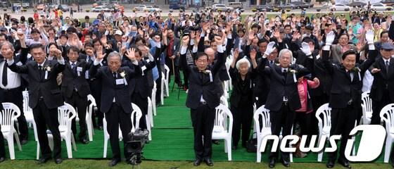본문 이미지 - 18일 오전 서울광장에서 열린 5·18민주화운동 제33주년 기념 행사에서 박원순 서울시장, 문용린 서울시교육감을 비롯한 참석자들이 만세삼창을 하고 있다. 2013.5.18/뉴스1 © News1   안은나 기자