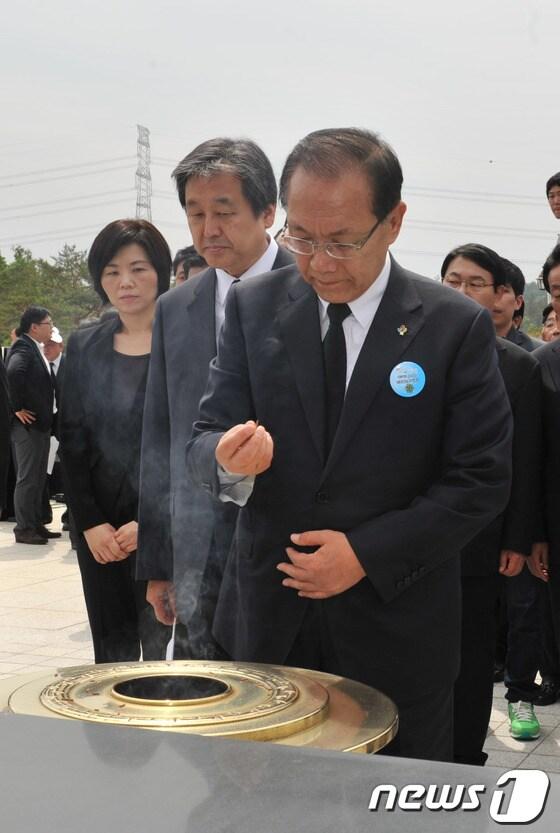 본문 이미지 - 황우여 새누리당 대표가 18일 오전 광주 북구 운정동 국립 5·18민주묘지에서 열린 5·18 33주년 기념식 참석을 마치고 추모의 탑 앞에서 분향하고 있다. 2013.5.18/뉴스1 © News1 정회성 기자