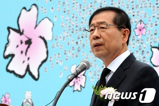 본문 이미지 - 박원순 서울시장이 18일 오전 서울광장에서 열린 5·18민주화운동 제33주년 기념 행사에서 기념사를 하고 있다. 2013.5.18/뉴스1 © News1   안은나 기자