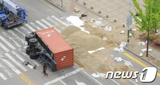 본문 이미지 - 18일 경기도 시흥시 정왕동 무진아파트 앞 도로에서 화물차에 실려있던 컨테이너가 넘어지면서 불산 40여ℓ가 유출되는 사고가 발생했다. 유출된 불산은 55% 농도의 희석액으로 인명피해는 발생하지 않았으며 사고 컨테이너에는 200짜리 드럼통 80여개에 불산 18.8t이 들어있던 것으로 알려졌다. 2013.5.18/뉴스1 © News1 양동욱 기자