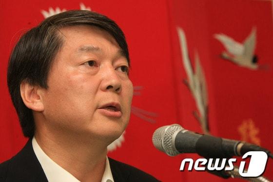 본문 이미지 - 안철수 무소속 의원이 18일 5.18민주화운동 33주년기념식에 참석한 후 광주 동구 신양파크호텔에서 지지포럼과의 간담회에 앞서 기자회견을 갖고 있다. 2013.5.18/뉴스1 © News1 김태성 기자