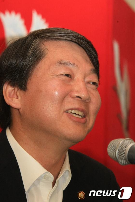 본문 이미지 - 안철수 의원이 18일 광주5.18민주화운동 33주년기념식에 참석하고 한 호텔에서 기자회견을 하고 있다.2013.5.18/뉴스1 © News1 김태성 기자